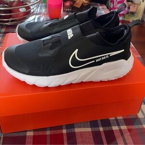 Brand new Boys size 5 sneaker